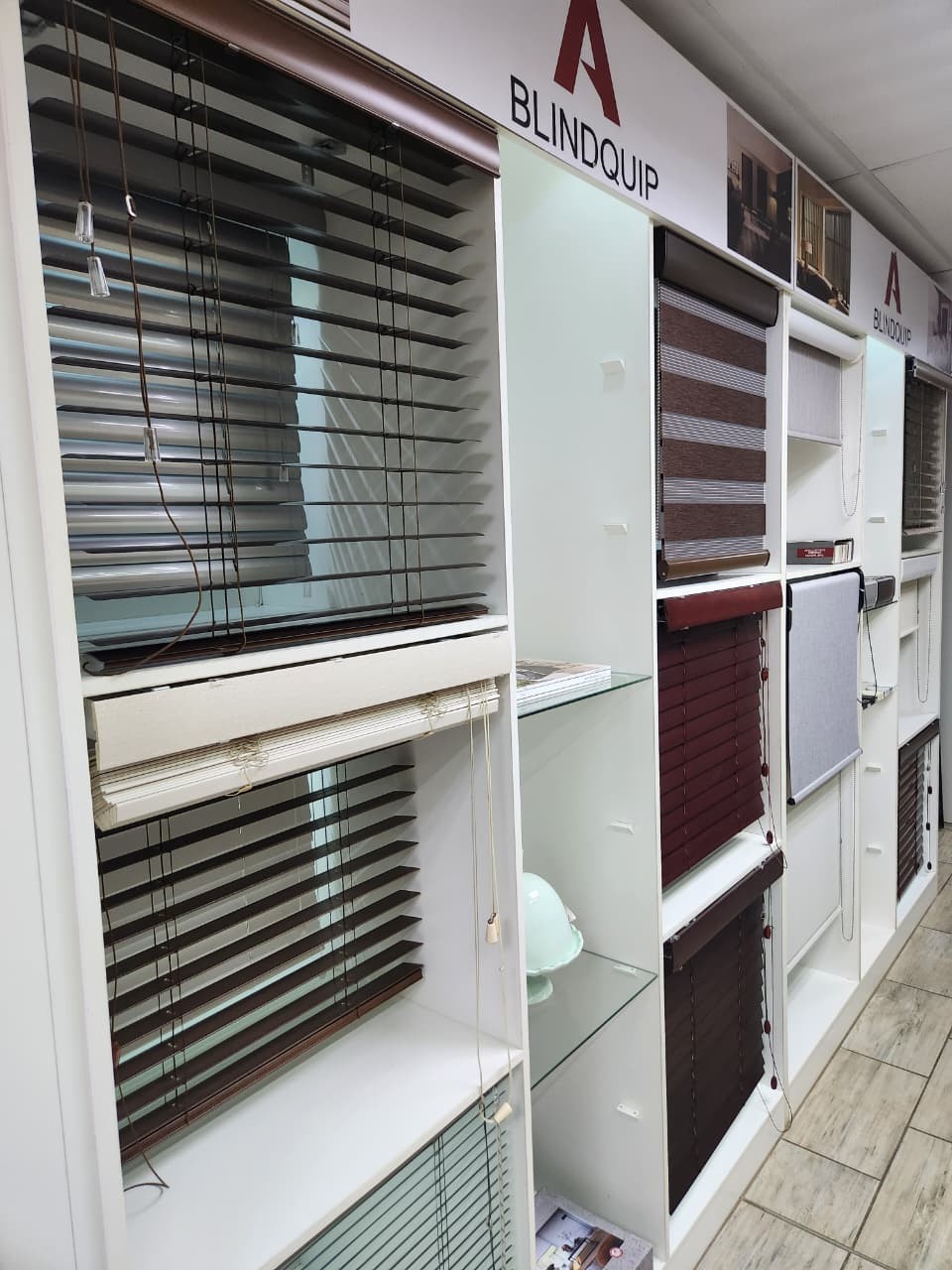 Aluminium and wood-finish Venetian blinds in the showroom